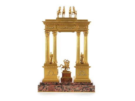 Klassizistischer Kamin- oder Tischaufsatz in Form eines Triumphportals